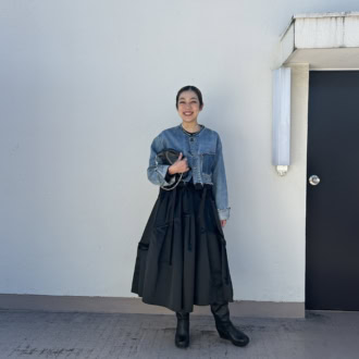 【30代スナップ】肌寒い春の日はZARAのブーツが活躍！ デニムジャケット×ボリュームスカートで大人キュートに