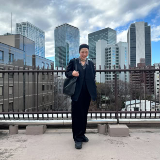 【30代スナップ】刺しゅう入りオールインワンが主役♡ ジャケット合わせでシックにスタイリング