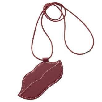 「意外とさらっと纏えそう♡ 裏面にミラー付き！」（Ｋ） ネックレス￥148,500（エルメス／エルメスジャポン）
