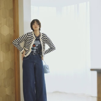 コンパクトなトップスやジャケットでデニムのシルエットを際立たせて。スーパーバギーバレルデニム￥15,400（リーバイス®／リーバイ・ストラウス ジャパン）　ニットジャケット￥39,600、Tシャツ￥12,100（ともにザ シンゾーン／シンゾーン ルミネ新宿店）　ベルト￥7,700（アングリッド）　ネックレス￥50,600（ハルポ）、別注ソックス￥2,750（デカ クオリティ ソックス／ともにロンハーマン）　別注ネックレス￥31,900（ボーニー／RHC ロンハーマン）　バッグ￥48,400（オソイ フォー ユナイテッドアローズ／OSOI SHI NJUKU）　ミュール￥59,400（ネブローニ／ピモンテ）