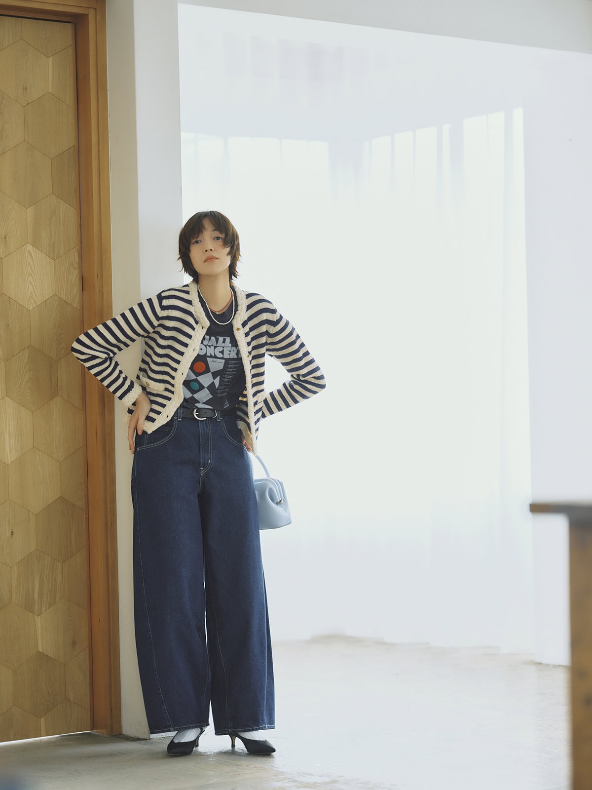 コンパクトなトップスやジャケットでデニムのシルエットを際立たせて。スーパーバギーバレルデニム￥15,400（リーバイス®／リーバイ・ストラウス ジャパン）　ニットジャケット￥39,600、Tシャツ￥12,100（ともにザ シンゾーン／シンゾーン ルミネ新宿店）　ベルト￥7,700（アングリッド）　ネックレス￥50,600（ハルポ）、別注ソックス￥2,750（デカ クオリティ ソックス／ともにロンハーマン）　別注ネックレス￥31,900（ボーニー／RHC ロンハーマン）　バッグ￥48,400（オソイ フォー ユナイテッドアローズ／OSOI SHI NJUKU）　ミュール￥59,400（ネブローニ／ピモンテ）