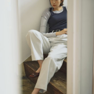 クリーンなムードを保ちつつも、ニュアンスたっぷりのライトグレーが大人カジュアルになじむ。デニムパンツ￥17,600（アンヌーク／アンヌーク 新宿ルミネ2店）　レイヤードトップス￥31,900（アンスクリア／RHC ロンハーマン）　ネックレス￥39,600（ハルポ／ロンハーマン） カフリング￥24,200（フミエタナカ／ドール）　ベルト￥12,980（オブラダ／シンチ）　ピアス￥3,960（ミミサンジュウサン／サンポークリエイト）　シューズ￥38,500（ピッピシック／ベイジュ）