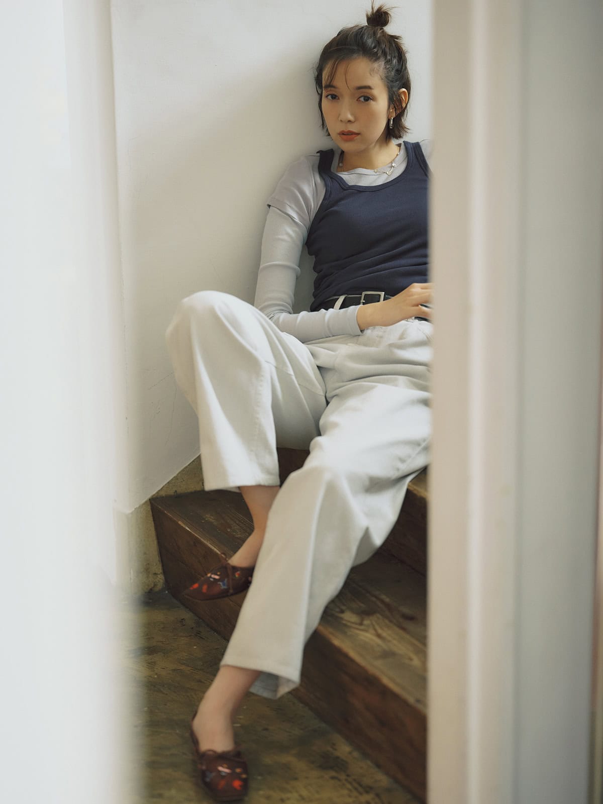 クリーンなムードを保ちつつも、ニュアンスたっぷりのライトグレーが大人カジュアルになじむ。デニムパンツ￥17,600（アンヌーク／アンヌーク 新宿ルミネ2店）　レイヤードトップス￥31,900（アンスクリア／RHC ロンハーマン）　ネックレス￥39,600（ハルポ／ロンハーマン） カフリング￥24,200（フミエタナカ／ドール）　ベルト￥12,980（オブラダ／シンチ）　ピアス￥3,960（ミミサンジュウサン／サンポークリエイト）　シューズ￥38,500（ピッピシック／ベイジュ）