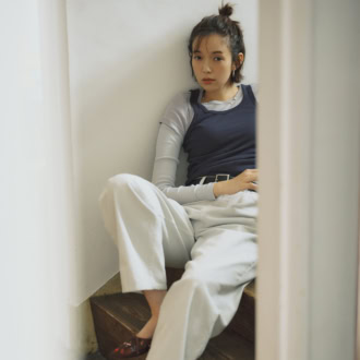 大人こそ「カラーデニム」が正解！子供っぽく見えず、即モダンに決まる“ちょうどいい”選び方