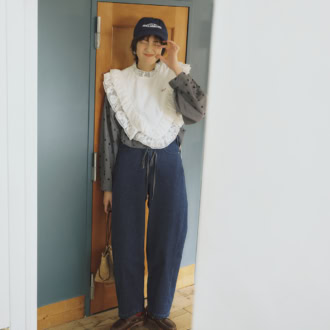 ゆったりと適度なカーブを描くトレンドのシルエット。フリルやレースとの甘口MIXを楽しむのも素敵。デニムパンツ￥4,990、ソックス￥390（ともに無印良品／無印良品 銀座）　レースタンクトップ￥75,900（シー ニューヨーク）、シャツ￥46,200（バウム・ウンド・ヘルガーテン／ともにS&T）　キャップ￥8,250（ザ シンゾーン／シンゾーン ルミネ新宿店）　ピアス￥3,410（ミミサンジュウサン／サンポークリエイト）　バッグ￥25,300（アポワンウテセ／サロン アダム エ ロペ）　シューズ￥25,300（ティンバーランド／VF ジャパン）