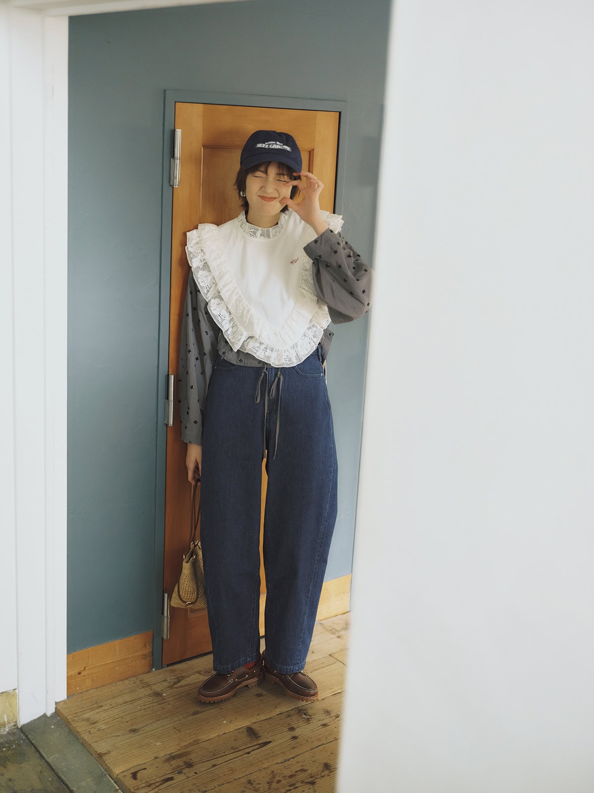 ゆったりと適度なカーブを描くトレンドのシルエット。フリルやレースとの甘口MIXを楽しむのも素敵。デニムパンツ¥4,990、ソックス¥390(ともに無印良品/無印良品 銀座) レースタンクトップ¥75,900(シー ニューヨーク)、シャツ¥46,200(バウム・ウンド・ヘルガーテン/ともにS&T) キャップ¥8,250(ザ シンゾーン/シンゾーン ルミネ新宿店) ピアス¥3,410(ミミサンジュウサン/サンポークリエイト) バッグ¥25,300(アポワンウテセ/サロン アダム エ ロペ) シューズ¥25,300(ティンバーランド/VF ジャパン)