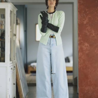 裾や部分的にあしらわれた程よいダメージ感がお洒落。デニムとトーンを揃えたカラーニットにレザーグローブでピリッと辛さを添えて。クラッシュデザインカーブデニム￥22,000（アングリッド）　トップス￥20,900（アイアワク）　ロングTシャツ￥17,380、レザーグローブ￥27,280（ともにオブラダ／シンチ）　ベルト￥70,400（デアンシュ／S&T）　シュシュ￥1,650（アネモネ／サンポークリエイト）　ピアス￥27,500（フミエタナカ／ドール）　カーキミュール￥20,700（ドゥーブル／サロン アダム エ ロペ）