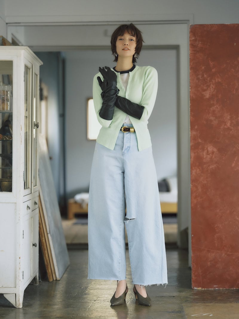 裾や部分的にあしらわれた程よいダメージ感がお洒落。デニムとトーンを揃えたカラーニットにレザーグローブでピリッと辛さを添えて。クラッシュデザインカーブデニム￥22,000（アングリッド）　トップス￥20,900（アイアワク）　ロングTシャツ￥17,380、レザーグローブ￥27,280（ともにオブラダ／シンチ）　ベルト￥70,400（デアンシュ／S&T）　シュシュ￥1,650（アネモネ／サンポークリエイト）　ピアス￥27,500（フミエタナカ／ドール）　カーキミュール￥20,700（ドゥーブル／サロン アダム エ ロペ）