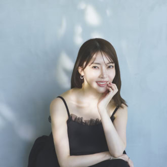 トップス ¥59,400、パンツ ¥44,000(ともにパハマン) ピアス ¥163,900、ブレスレット¥836,000、リング¥341,000(すべてヨン)