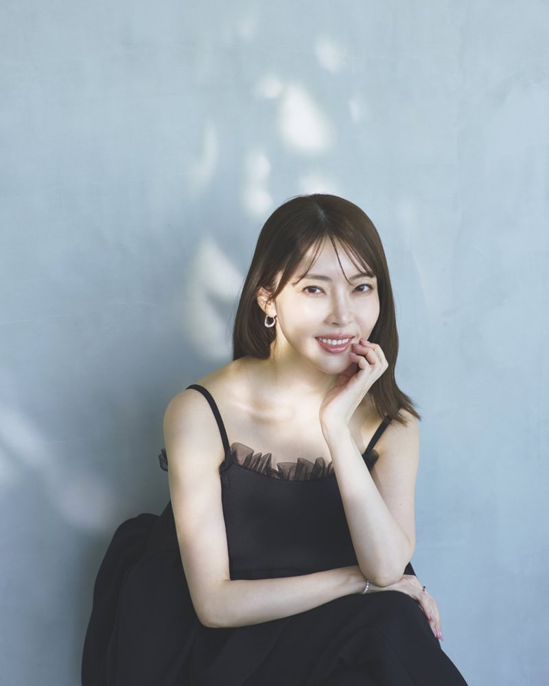 トップス ¥59,400、パンツ ¥44,000(ともにパハマン) ピアス ¥163,900、ブレスレット¥836,000、リング¥341,000(すべてヨン)