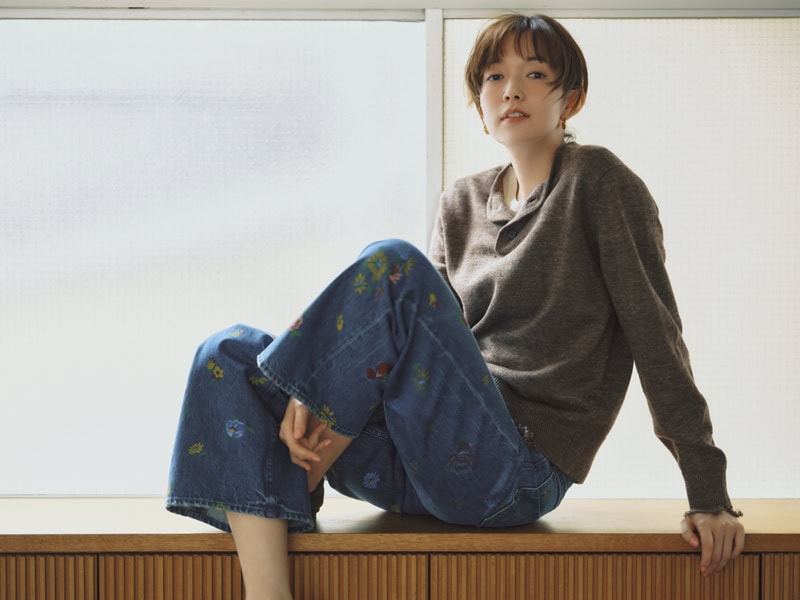 端正なシルエットのデニムの全方位にペイントされた可憐なフラワーにときめき。いつものカジュアルも都会的な印象に昇華。花柄デニム¥61,600(マザー/リトルリーグ インク) ニットトップス¥42,900(ロエフ/エイチ ビューティー&ユース) シアークルーネックロングTシャツ¥990(ジーユー) ピアス¥3,850(ミミサンジュウサン/サンポークリエイト)