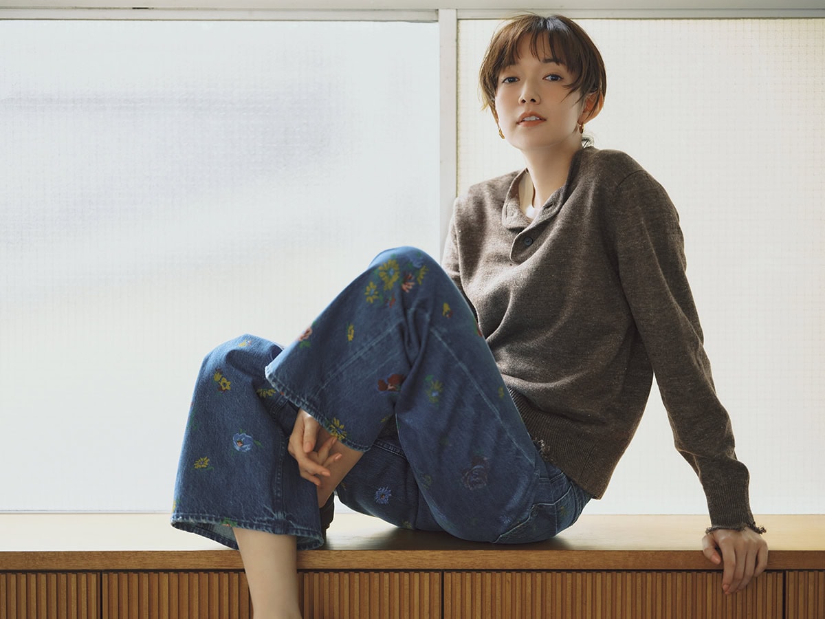 端正なシルエットのデニムの全方位にペイントされた可憐なフラワーにときめき。いつものカジュアルも都会的な印象に昇華。花柄デニム￥61,600（マザー／リトルリーグ インク）　ニットトップス￥42,900（ロエフ／エイチ ビューティー&ユース）　シアークルーネックロングTシャツ￥990（ジーユー）　ピアス￥3,850（ミミサンジュウサン／サンポークリエイト）