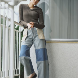 裏返したり、パーツごとに生地を切り替えたようなリメイクデザインが個性を放つデニムが主役。合わせるアイテムは上品シンプルに徹して、洗練された佇まいに。リメイクデニムパンツ￥38,500（ジェーン スミス／シップス インフォメーションセンター）　プルオーバー￥28,600（ザ シンゾーン／シンゾーン ルミネ新宿店）　ベルト￥990（ジーユー）　ヘアバンド￥2,530（アネモネ／サンポークリエイト）　別注ピアス￥29,700（レヴェンス／RHC ロンハーマン）　パンプス￥59,400（ネブローニ／ピモンテ）