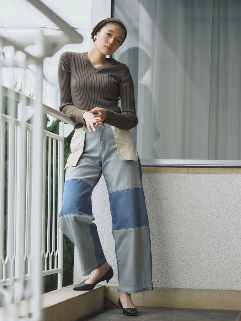 裏返したり、パーツごとに生地を切り替えたようなリメイクデザインが個性を放つデニムが主役。合わせるアイテムは上品シンプルに徹して、洗練された佇まいに。リメイクデニムパンツ¥38,500(ジェーン スミス/シップス インフォメーションセンター) プルオーバー¥28,600(ザ シンゾーン/シンゾーン ルミネ新宿店) ベルト¥990(ジーユー) ヘアバンド¥2,530(アネモネ/サンポークリエイト) 別注ピアス¥29,700(レヴェンス/RHC ロンハーマン) パンプス¥59,400(ネブローニ/ピモンテ)