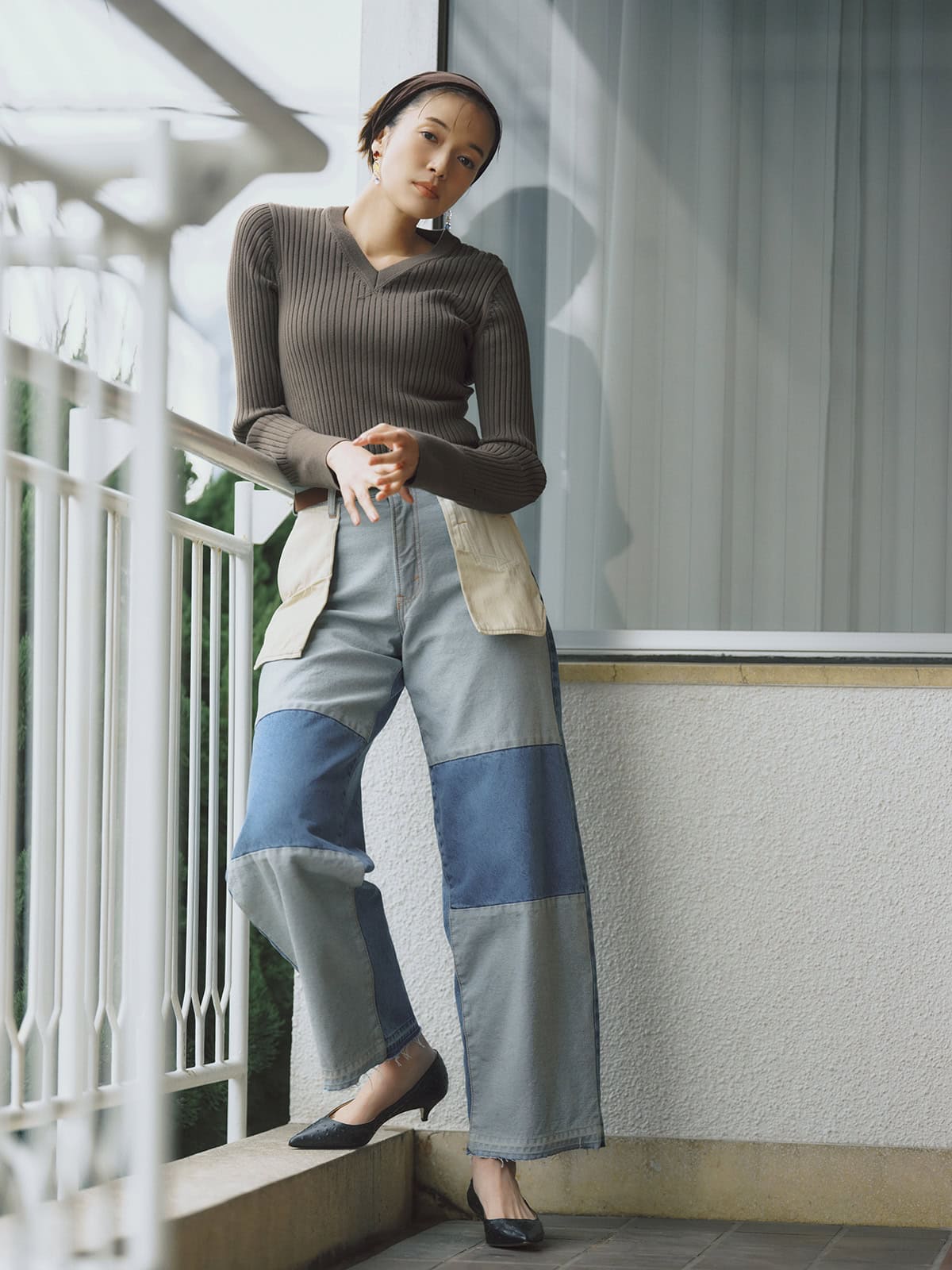裏返したり、パーツごとに生地を切り替えたようなリメイクデザインが個性を放つデニムが主役。合わせるアイテムは上品シンプルに徹して、洗練された佇まいに。リメイクデニムパンツ￥38,500（ジェーン スミス／シップス インフォメーションセンター）　プルオーバー￥28,600（ザ シンゾーン／シンゾーン ルミネ新宿店）　ベルト￥990（ジーユー）　ヘアバンド￥2,530（アネモネ／サンポークリエイト）　別注ピアス￥29,700（レヴェンス／RHC ロンハーマン）　パンプス￥59,400（ネブローニ／ピモンテ）