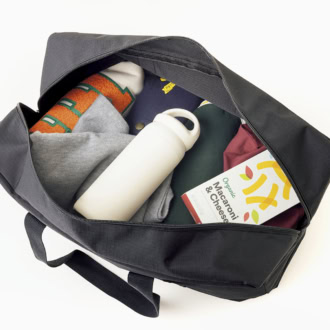 かさばるスウェットや袋菓子もたっぷり入る