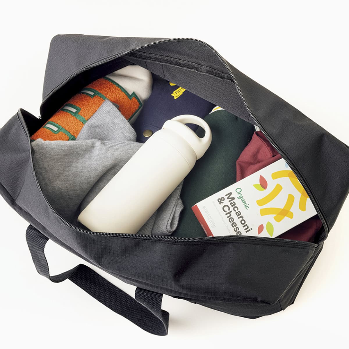 かさばるスウェットや袋菓子もたっぷり入る