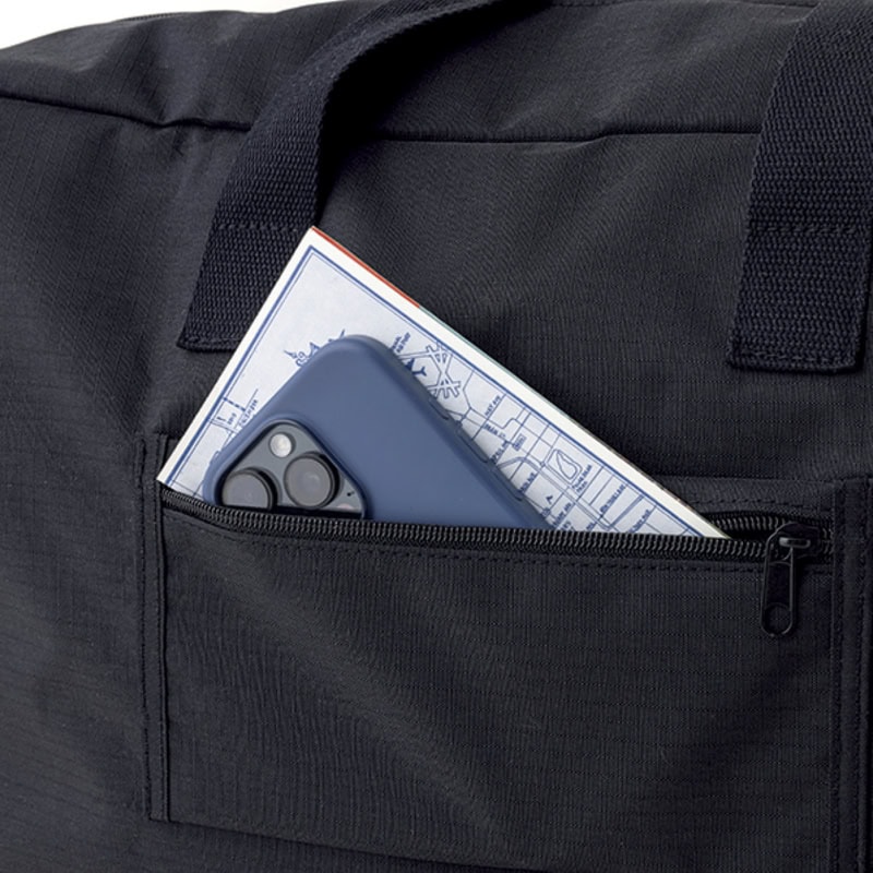 キャリーバー通しベルトがファスナー付きポケットに