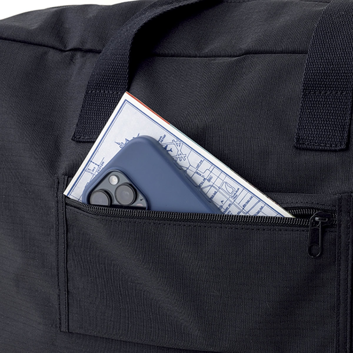 キャリーバー通しベルトがファスナー付きポケットに