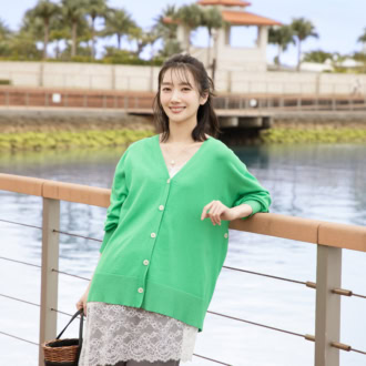 カーディガン¥5,500、中に着たレースキャミ¥4,400、ワイドパンツ¥5,940、ネックレス¥4,400、カゴバッグ¥9,900、ローファー¥8,800(すべてテチチ/キャン カスタマーセンター)