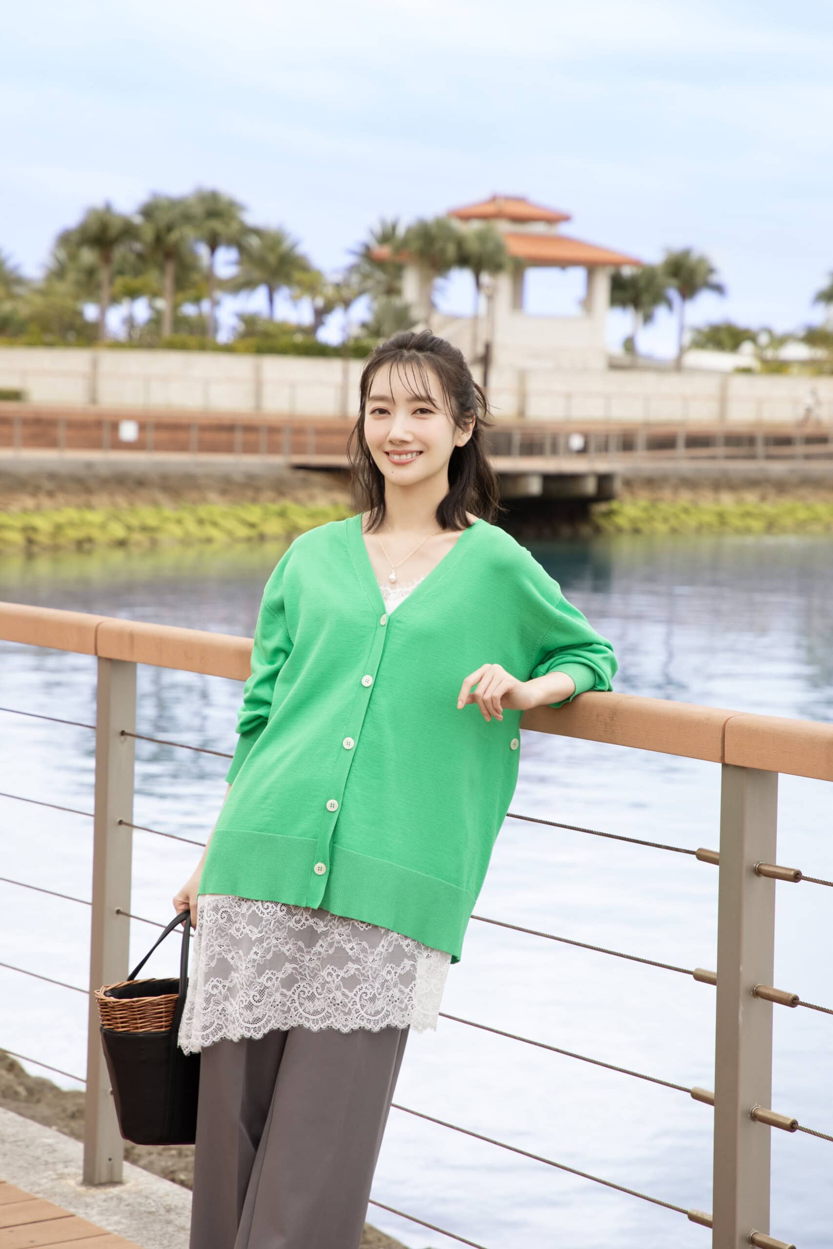 カーディガン￥5,500、中に着たレースキャミ￥4,400、ワイドパンツ￥5,940、ネックレス￥4,400、カゴバッグ￥9,900、ローファー￥8,800(すべてテチチ／キャン カスタマーセンター)