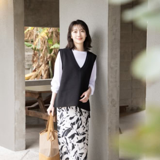 ニットベスト¥4,400、ロンT¥3,630、ニットベスト¥4,400、ナロースカート¥7,700、トートバッグ¥8,800、ミュール¥9,900(すべてテチチ/キャン カスタマーセンター)