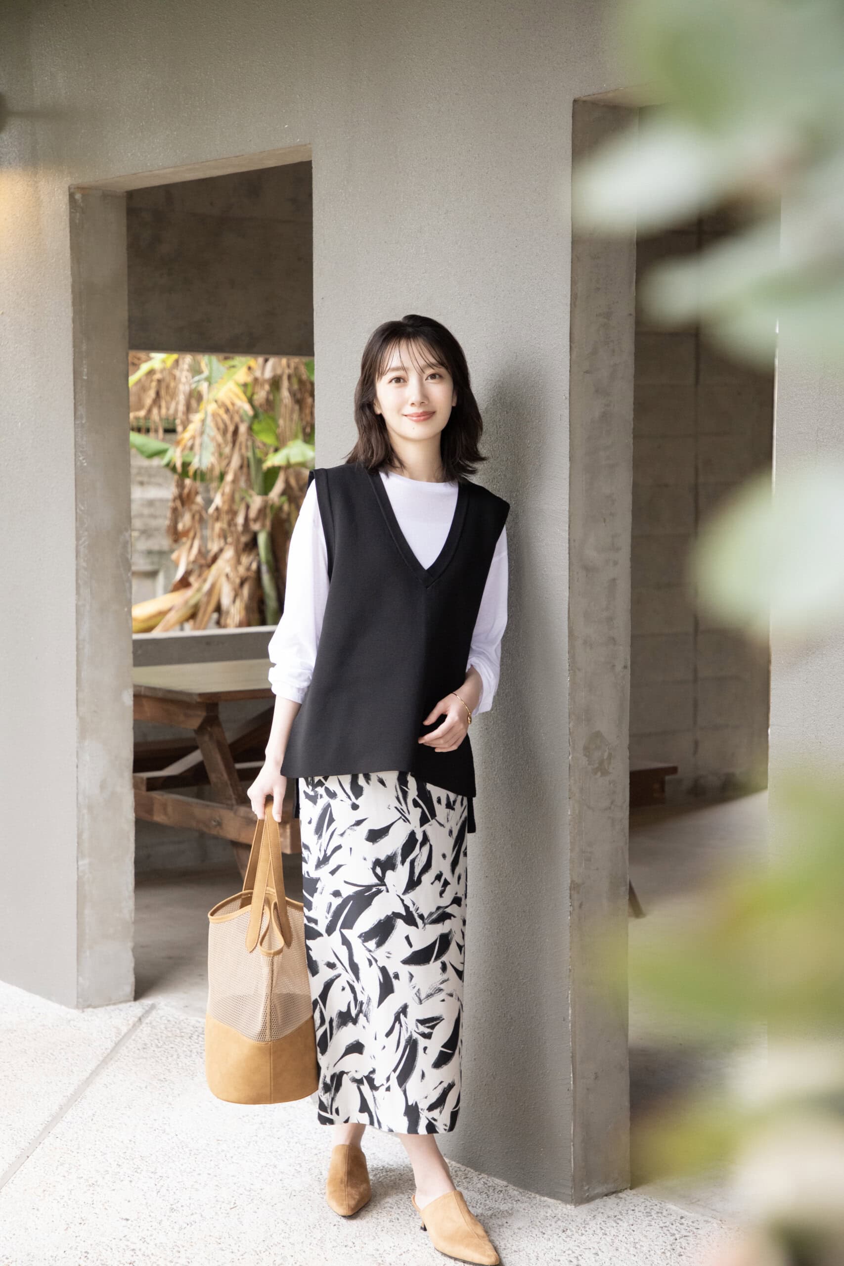 ニットベスト￥4,400、ロンT￥3,630、ニットベスト￥4,400、ナロースカート￥7,700、トートバッグ￥8,800、ミュール￥9,900(すべてテチチ／キャン カスタマーセンター)