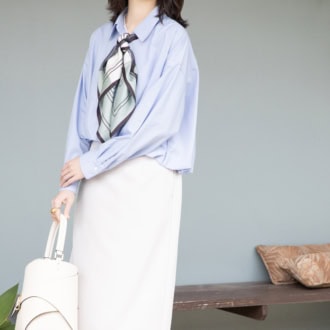 クロップトシャツ¥5,500、スカート¥5,940、スカーフ¥6,050、リング〈右手人さし指〉¥7,700、〈右手中指〉¥3,300、ハンドルバッグ¥9,900、ミュール¥7,700(すべてテチチ/キャン カスタマーセンター)