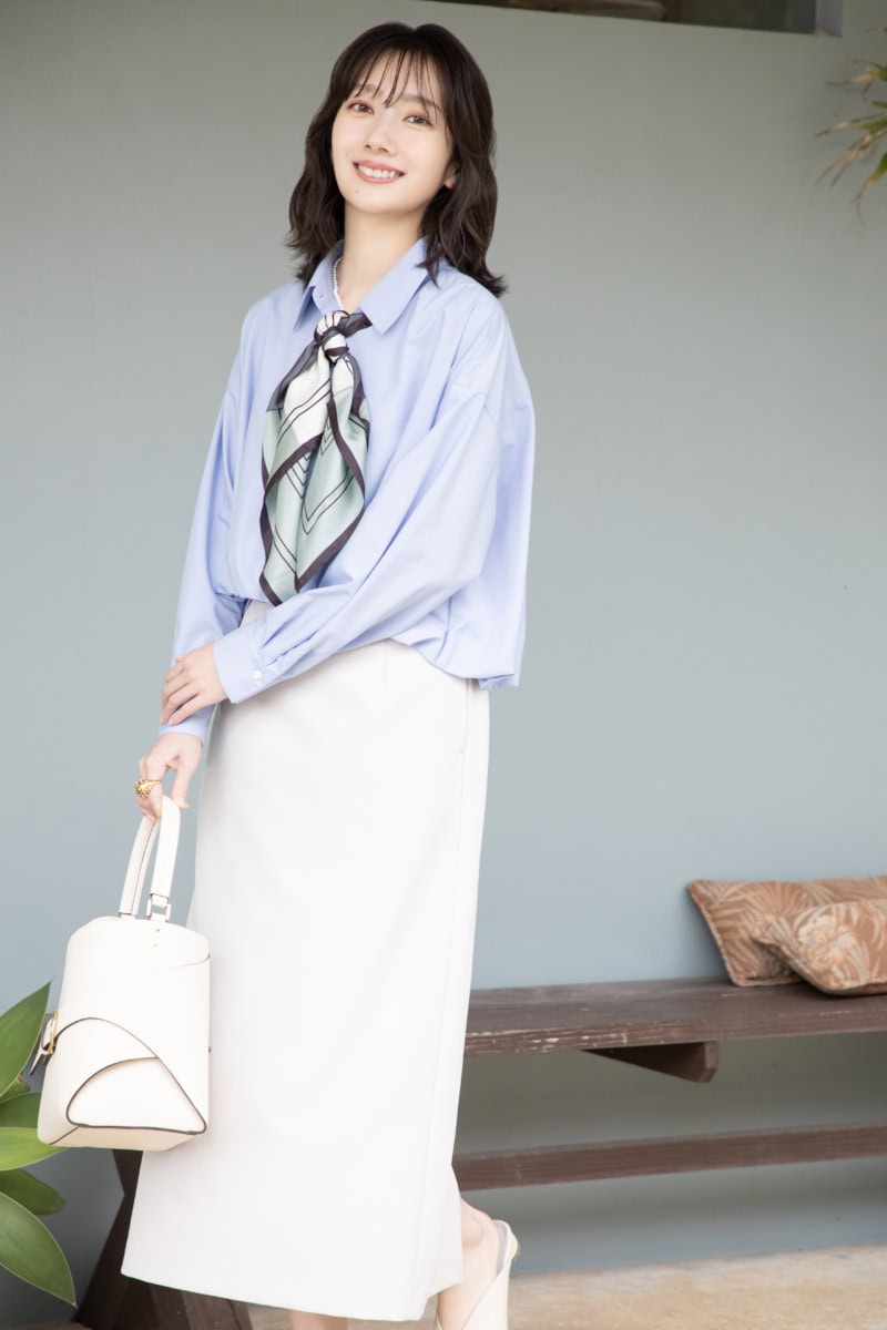 クロップトシャツ¥5,500、スカート¥5,940、スカーフ¥6,050、リング〈右手人さし指〉¥7,700、〈右手中指〉¥3,300、ハンドルバッグ¥9,900、ミュール¥7,700(すべてテチチ/キャン カスタマーセンター)