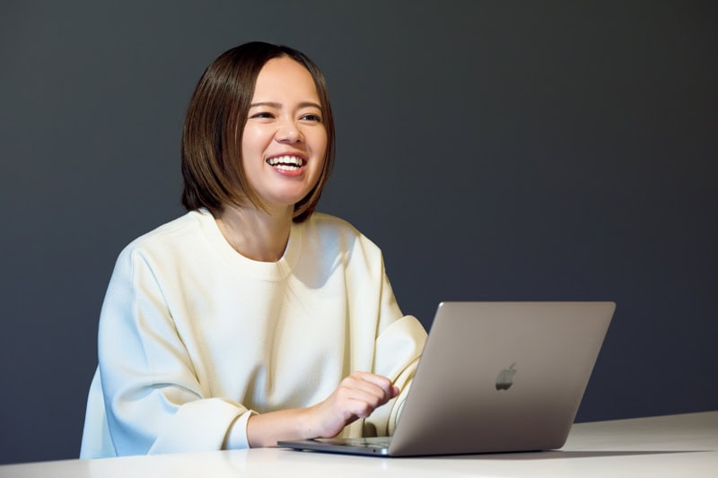 お仕事中の麥谷結衣さん