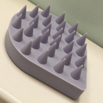 頭皮のツボを心地よく刺激するエトヴォスのリラクシングマッサージブラシ