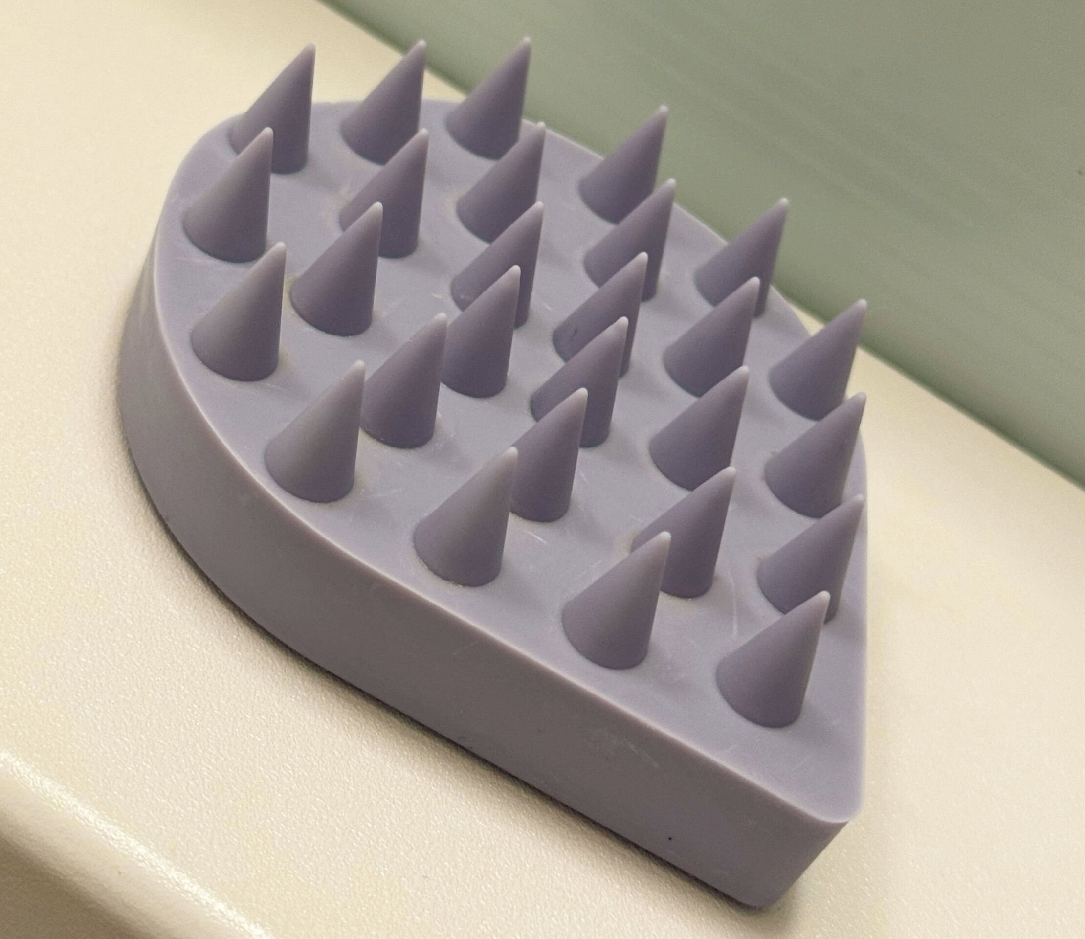 頭皮のツボを心地よく刺激するエトヴォスのリラクシングマッサージブラシ