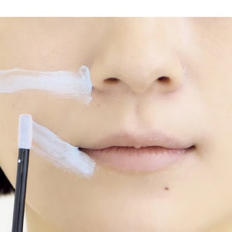 【1】肌の黄み抜きは水色コンシーラーで