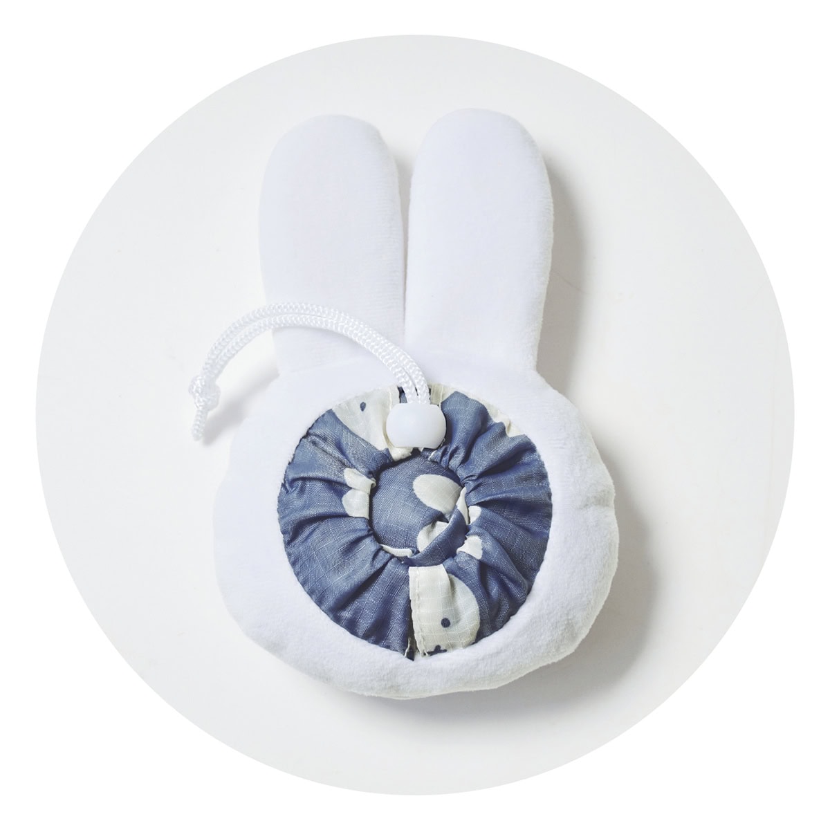 巾着タイプのデザインで小さくまとめられる