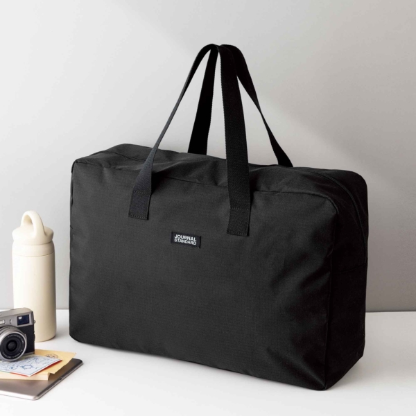 InRed 2026年4月号 付録【ジャーナル スタンダード
キャリーケースに装着できる！大型ボストンバッグ】 シンプルなブラックのリップストップはどんなコーデにも合わせやすく、日常から旅行まで幅広く活躍