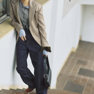 リラックスなデニムには緊張感のあるかっちりジャケットで大人トラッドなバランスが実現。デニム※3~4月発売予定¥29,920(オブラダ/シンチ) ジャケット¥33,000(クレドナ) カーディガン¥11,000、シアーロングTシャツ¥8,800(ともにアンヌーク/アンヌーク 新宿ルミネ2店) バッグ¥26,400(ヴィスク)、ベルト¥61,600(デアンシュ/ともにS&T) 手首につけたシュシュ¥1,650(アネモネ/サンポークリエイト) スニーカー¥31,900(デイト/ティースクエア プレスルーム)