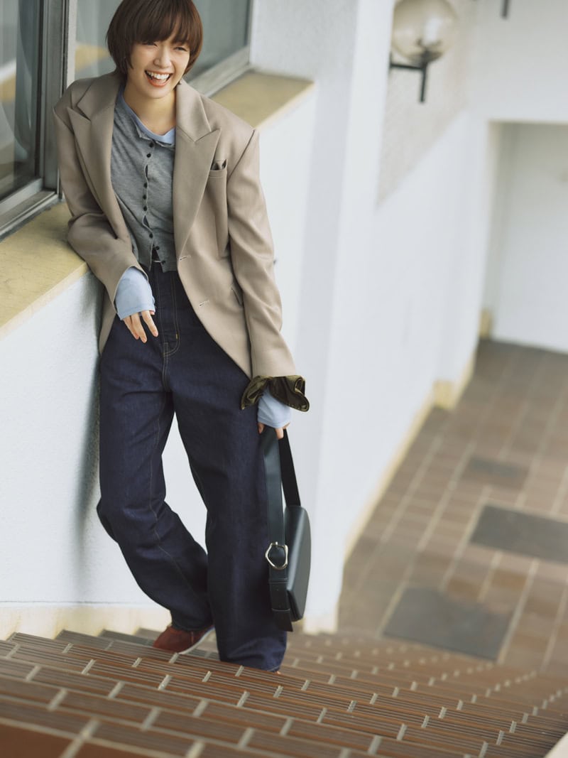 リラックスなデニムには緊張感のあるかっちりジャケットで大人トラッドなバランスが実現。デニム※3~4月発売予定¥29,920(オブラダ/シンチ) ジャケット¥33,000(クレドナ) カーディガン¥11,000、シアーロングTシャツ¥8,800(ともにアンヌーク/アンヌーク 新宿ルミネ2店) バッグ¥26,400(ヴィスク)、ベルト¥61,600(デアンシュ/ともにS&T) 手首につけたシュシュ¥1,650(アネモネ/サンポークリエイト) スニーカー¥31,900(デイト/ティースクエア プレスルーム)