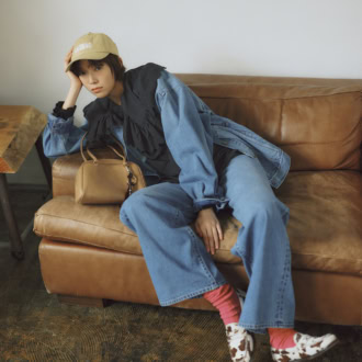 パンツと同シリーズのノーカラージャケットで旬のセットアップスタイル。別注ワイドデニム¥15,950、別注ノーカラーデニムジャケット¥17,600(ともにリーバイス®/ジャーナル スタンダード レリューム ルミネ新宿店) 黒フリルカラーブラウス¥31,900(ザ シンゾーン/シンゾーン ルミネ新宿店) ベージュロゴキャップ¥4,950(アングリッド) ベージュボストンバッグ¥35,200、バッグチャーム¥8,800(ともにクリスチャン ヴィラ)、ピンクソックス¥4,180(コーギー)、アニマルローファー¥59,400(セサ/すべてピモンテ)