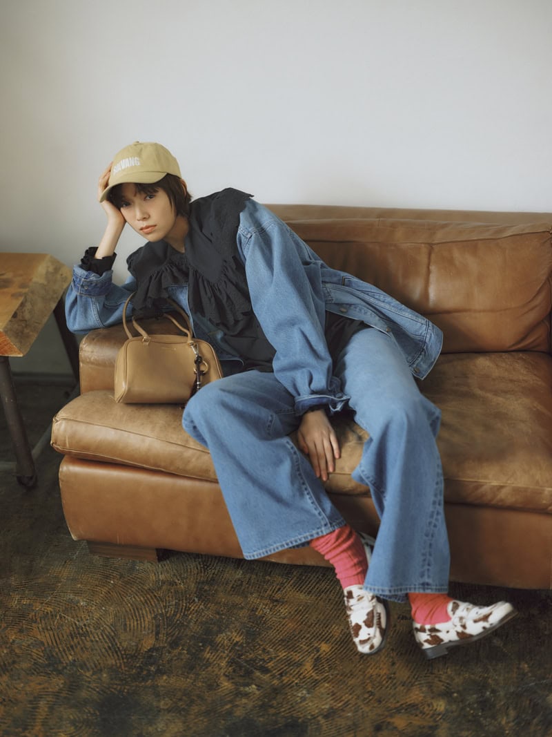 パンツと同シリーズのノーカラージャケットで旬のセットアップスタイル。別注ワイドデニム¥15,950、別注ノーカラーデニムジャケット¥17,600(ともにリーバイス®/ジャーナル スタンダード レリューム ルミネ新宿店) 黒フリルカラーブラウス¥31,900(ザ シンゾーン/シンゾーン ルミネ新宿店) ベージュロゴキャップ¥4,950(アングリッド) ベージュボストンバッグ¥35,200、バッグチャーム¥8,800(ともにクリスチャン ヴィラ)、ピンクソックス¥4,180(コーギー)、アニマルローファー¥59,400(セサ/すべてピモンテ)