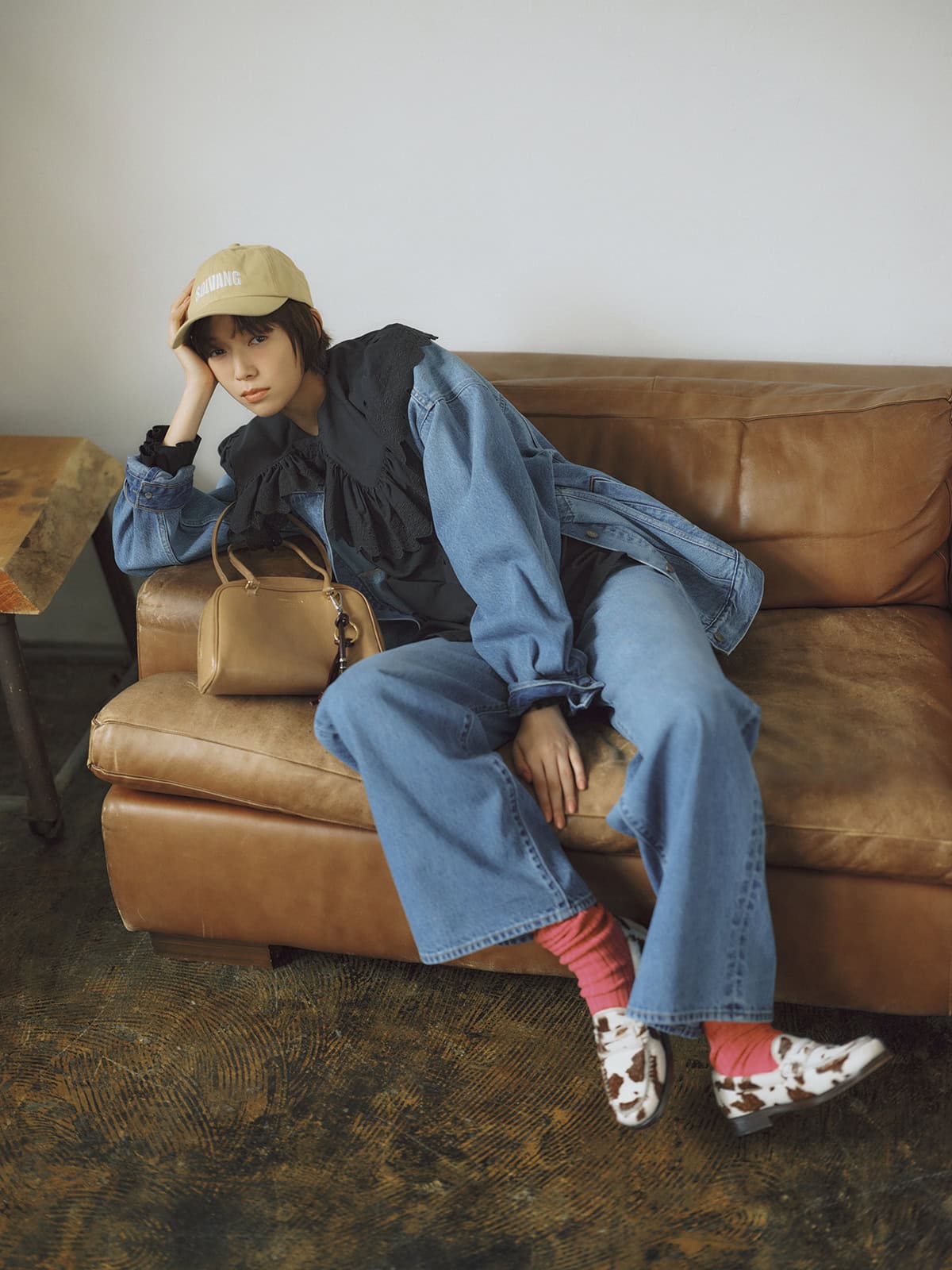 パンツと同シリーズのノーカラージャケットで旬のセットアップスタイル。別注ワイドデニム¥15,950、別注ノーカラーデニムジャケット¥17,600(ともにリーバイス®/ジャーナル スタンダード レリューム ルミネ新宿店) 黒フリルカラーブラウス¥31,900(ザ シンゾーン/シンゾーン ルミネ新宿店) ベージュロゴキャップ¥4,950(アングリッド) ベージュボストンバッグ¥35,200、バッグチャーム¥8,800(ともにクリスチャン ヴィラ)、ピンクソックス¥4,180(コーギー)、アニマルローファー¥59,400(セサ/すべてピモンテ)