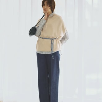 程よいゆとりがありつつも、やや深めの股上とすっきりとしたヒップ周りで好スタイルに見せられる。高めのウエストベルトでより脚長を狙って。デニム¥39, 600、サンダル¥137, 000(ともにエブール/リトルリーグ インク) 3wayニットジレ¥19, 800、ベルト¥34,100(ともにプントヴィータ/サロン アダム エ ロペ) ストライプシャツ¥44, 660(テラ/ティースクエア プレスルーム) ソックス¥2,750(ブルーフォレ/リトルリーグ インク) バッグ¥35,200(ナッシング リトゥン/オデット エ オディール新宿店)