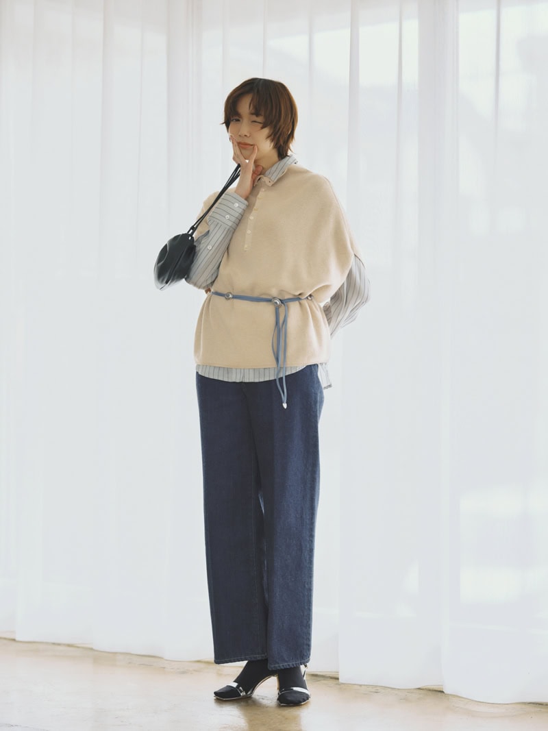 程よいゆとりがありつつも、やや深めの股上とすっきりとしたヒップ周りで好スタイルに見せられる。高めのウエストベルトでより脚長を狙って。デニム¥39, 600、サンダル¥137, 000(ともにエブール/リトルリーグ インク) 3wayニットジレ¥19, 800、ベルト¥34,100(ともにプントヴィータ/サロン アダム エ ロペ) ストライプシャツ¥44, 660(テラ/ティースクエア プレスルーム) ソックス¥2,750(ブルーフォレ/リトルリーグ インク) バッグ¥35,200(ナッシング リトゥン/オデット エ オディール新宿店)