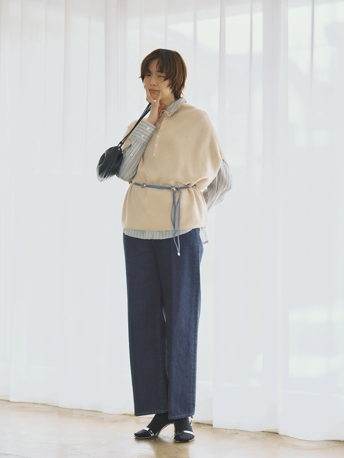 程よいゆとりがありつつも、やや深めの股上とすっきりとしたヒップ周りで好スタイルに見せられる。高めのウエストベルトでより脚長を狙って。デニム¥39, 600、サンダル¥137, 000(ともにエブール/リトルリーグ インク) 3wayニットジレ¥19, 800、ベルト¥34,100(ともにプントヴィータ/サロン アダム エ ロペ) ストライプシャツ¥44, 660(テラ/ティースクエア プレスルーム) ソックス¥2,750(ブルーフォレ/リトルリーグ インク) バッグ¥35,200(ナッシング リトゥン/オデット エ オディール新宿店)