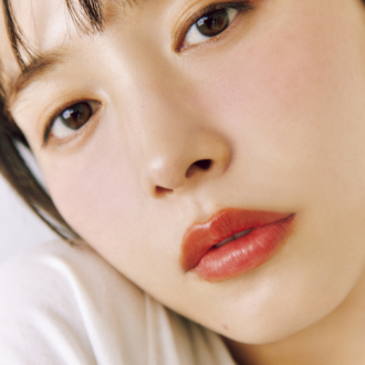 脱力塗りしたリップで洒落＆カワを両立