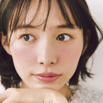 なぜ30代に「青みピンク」？人気ヘア＆メイク中野明海さんが教える、大人の可愛げチーク術