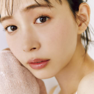 大人のピンクアイメイク　モデル＝井桁弘恵