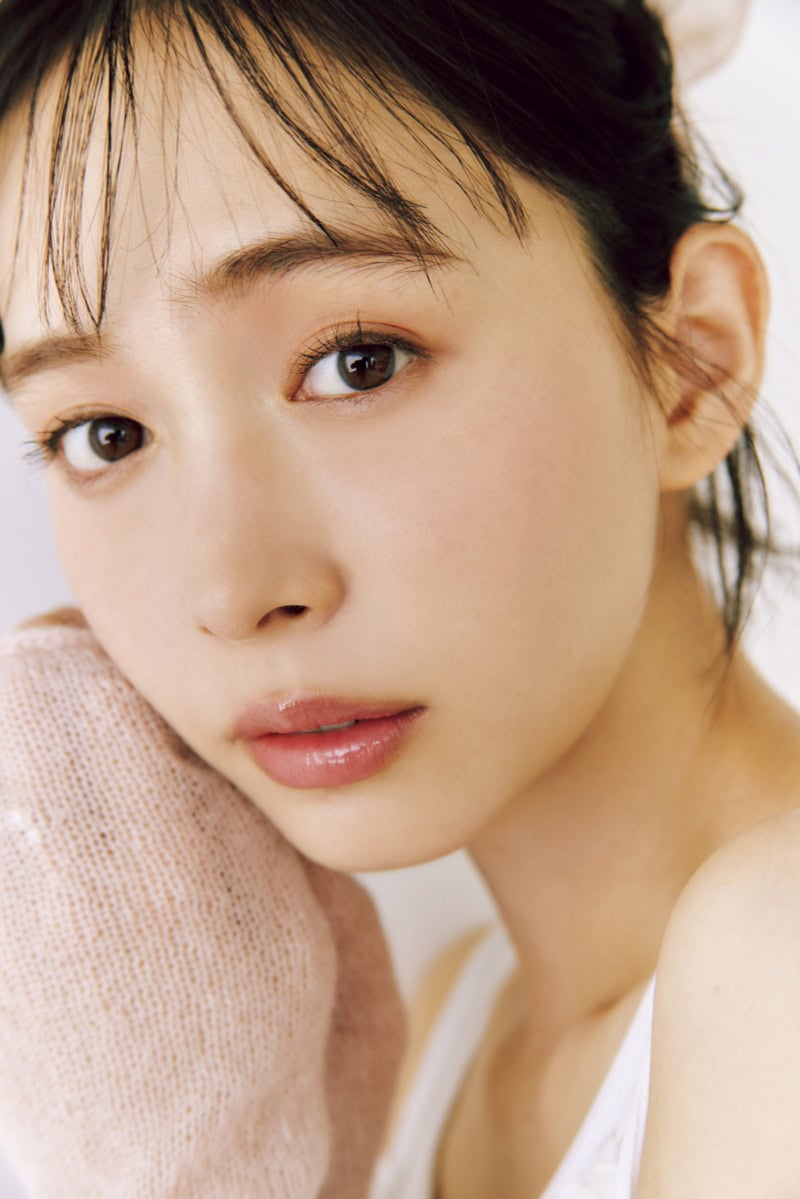 大人のピンクアイメイク モデル=井桁弘恵
