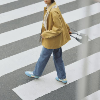 シャツやジャケットとの正統派なデニムスタイルも、足元のカラースニーカーで抜け感をひとさじ。デニム￥37,400（ジャパン ブルー ジーンズ／S&T）　ジャケット￥19,800（アングリッド）　オーバーシャツ※3月発売予定￥13,200（アンヌーク／アンヌーク 新宿ルミネ2店）　シアーロングTシャツ￥990（ジーユー）　ベルト￥17,380（テラ／ティースクエア プレスルーム）　スカーフ￥12,100（サロン アダム エ ロペ）　バッグ￥44,000（OSOI／OSOI SHINJUKU）　別注スニーカー￥36,300（オートリー フォー ロンハーマン／ロンハーマン）