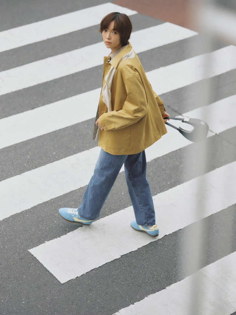 シャツやジャケットとの正統派なデニムスタイルも、足元のカラースニーカーで抜け感をひとさじ。デニム¥37,400(ジャパン ブルー ジーンズ/S&T) ジャケット¥19,800(アングリッド) オーバーシャツ※3月発売予定¥13,200(アンヌーク/アンヌーク 新宿ルミネ2店) シアーロングTシャツ¥990(ジーユー) ベルト¥17,380(テラ/ティースクエア プレスルーム) スカーフ¥12,100(サロン アダム エ ロペ) バッグ¥44,000(OSOI/OSOI SHINJUKU) 別注スニーカー¥36,300(オートリー フォー ロンハーマン/ロンハーマン)