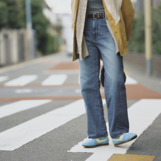 シャツやジャケットとの正統派なデニムスタイルも、足元のカラースニーカーで抜け感をひとさじ。デニム￥37,400（ジャパン ブルー ジーンズ／S&T）　ジャケット￥19,800（アングリッド）　オーバーシャツ※3月発売予定￥13,200（アンヌーク／アンヌーク 新宿ルミネ2店）　シアーロングTシャツ￥990（ジーユー）　ベルト￥17,380（テラ／ティースクエア プレスルーム）　スカーフ￥12,100（サロン アダム エ ロペ）　バッグ￥44,000（OSOI／OSOI SHINJUKU）　別注スニーカー￥36,300（オートリー フォー ロンハーマン／ロンハーマン）